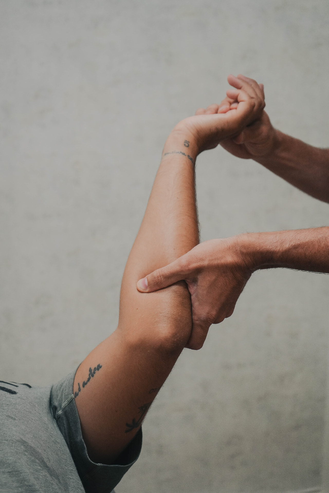 Terapia manual sobre el antebrazo de un paciente