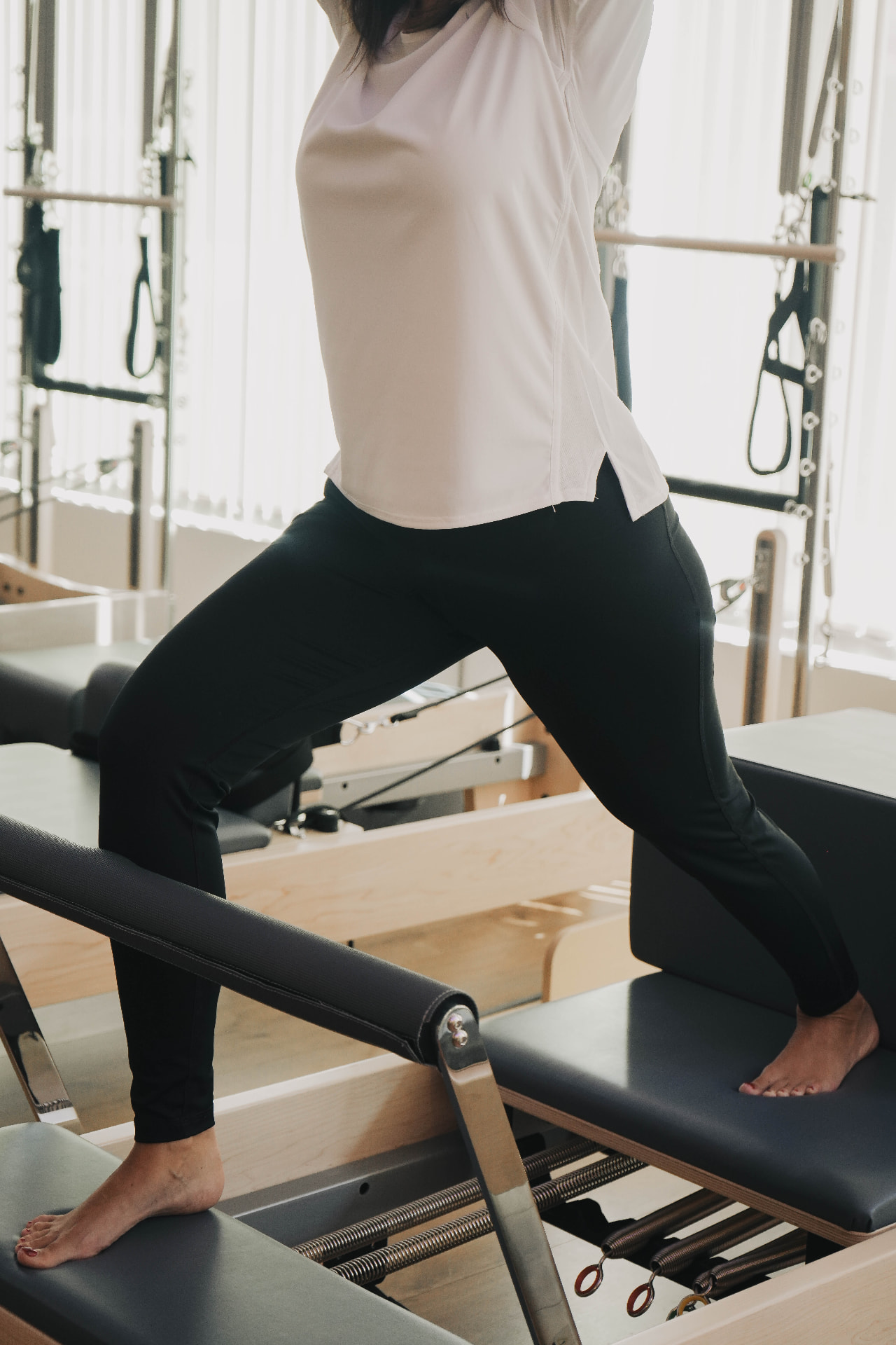 Persona realizando un ejercicio de Pilates Reformer en Cresport