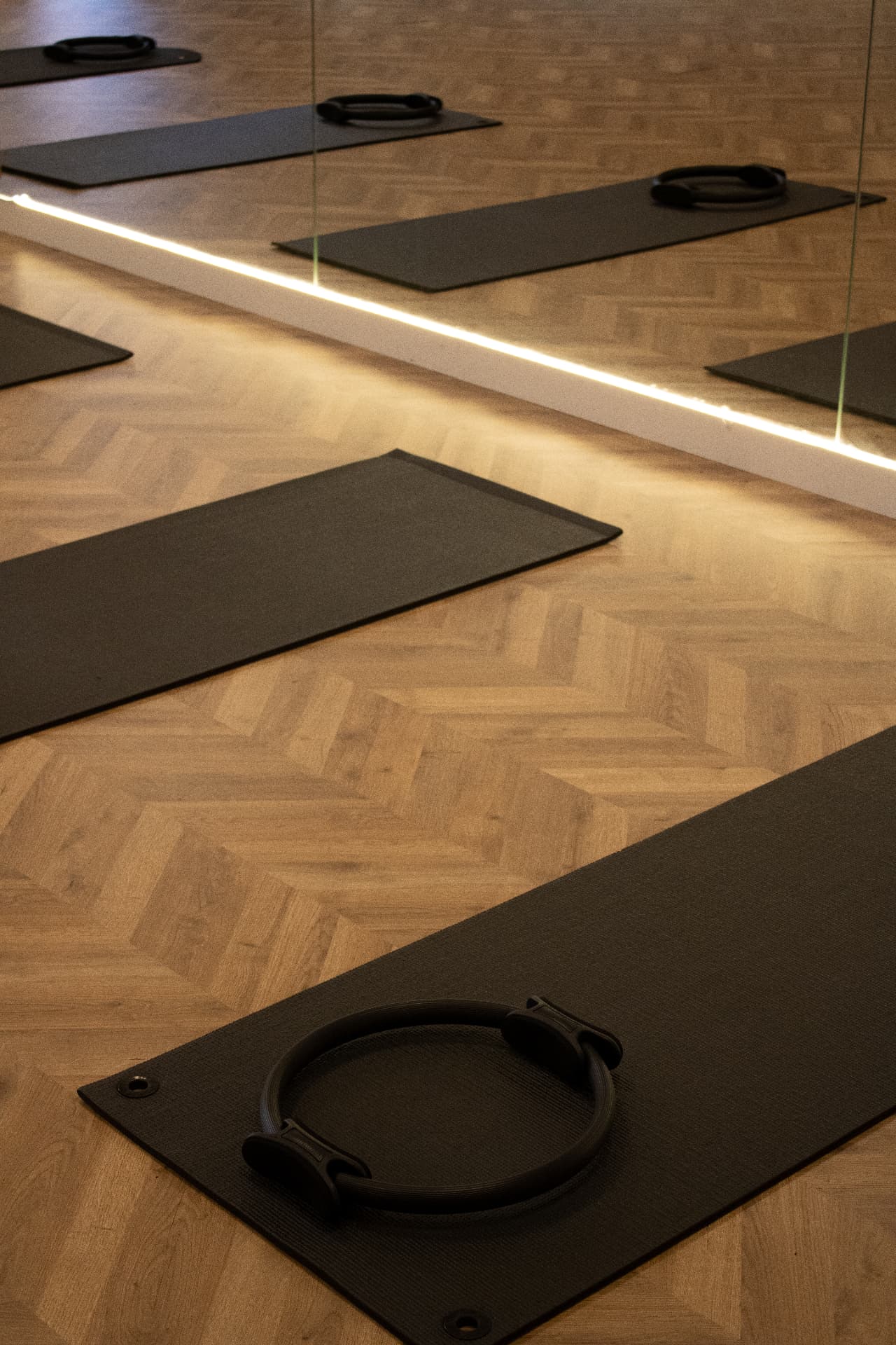 Sala de pilates con esterillas y aros en Cresport